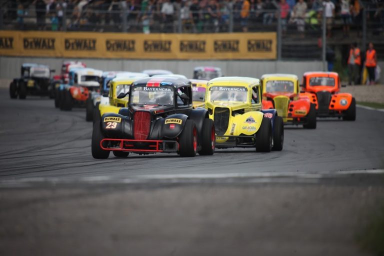 Konstantīns Calko izcīna sensacionālu uzvaru NEZ Legend Car čempionāta Rīgas posmā