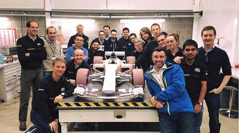 ‘Manor’ darbinieki uz atvadām pārsteidz un parāda 2017.gada modeli