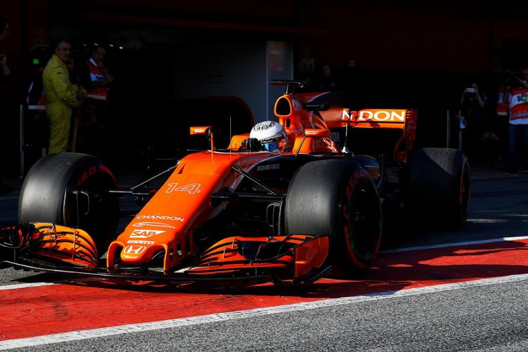 ‘McLaren’ un ‘Red Bull’ problemātiska pirmā testu diena, ātrākais Hamiltons
