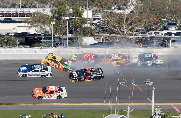 NASCAR haotiskajā sezonas atklāšanā Daytona 500 uzvaru izrauj Kurts Bušs