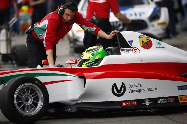 Zemāko formulu sēriju pilotu sastāvi – Šūmahers un Ārons startēs F3