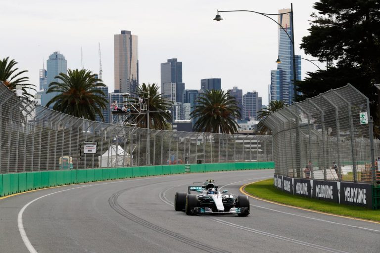 ‘Mercedes’, izmantojot mīkstākā sastāva riepas, ātrākie 1.treniņā Austrālijā