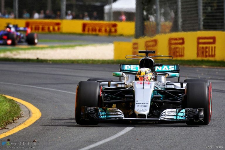 Arī otrajā treniņā ātrākais ir Hamiltons, Fetels atzīst problēmas ar ‘Ferrari’ balansējumu