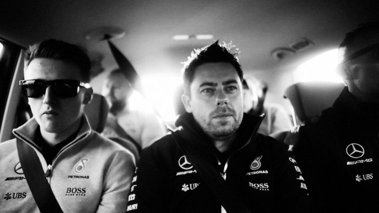 F1 mehāniķu dzīve naktsmaiņās