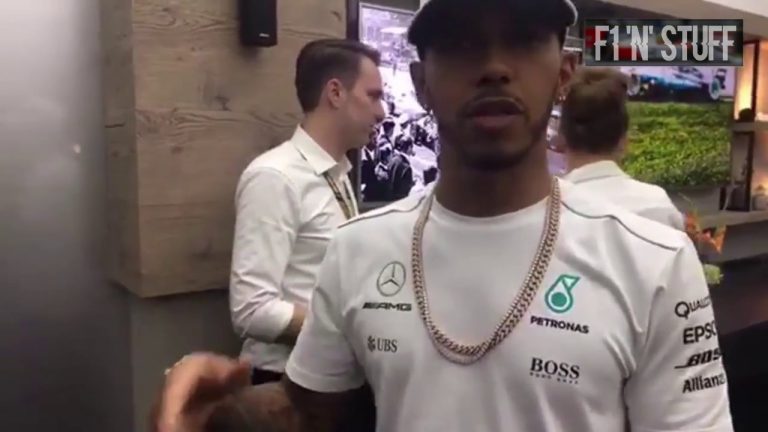 Hamiltons izrāda ‘Mercedes’ telpas Austrālijā