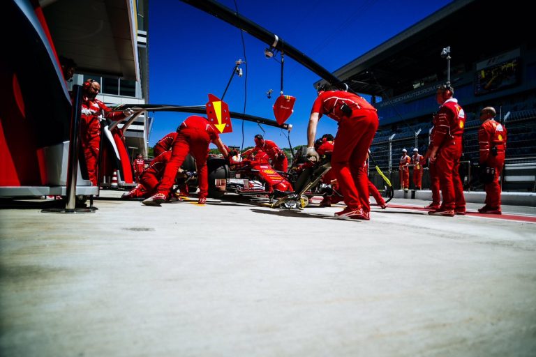 Sebastians Fetels ātrākais otrā treniņā, ‘Mercedes’ cīnās ar riepu temperatūru