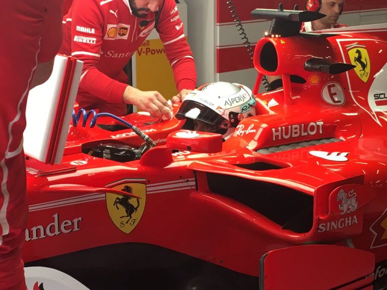 ‘Ferrari’ ar Fetelu priekšgalā ātrākie pirms kvalifikācijas