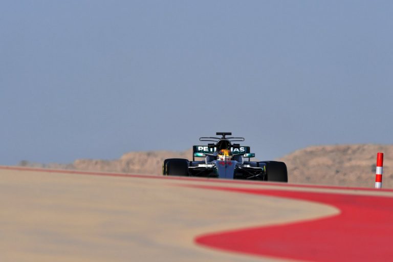 Hamiltons ātrākais 1.testu dienā Bahreinā, ‘McLaren’ problēmas ar ‘Honda’ jauno dzinēju