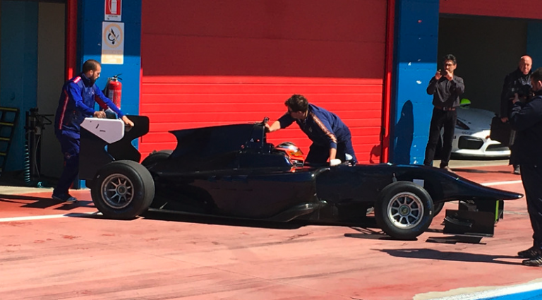 Roberts Kubica atgriežas pie formulas stūres un aizvada privātos testus ar GP3 mašīnu