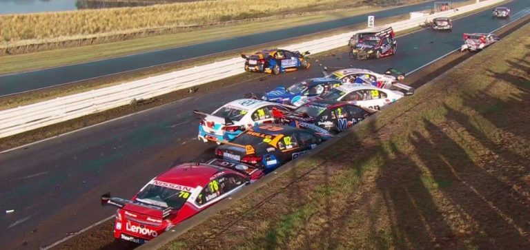 Milzu sadursme V8 Supercars čempionātā Tasmānijā