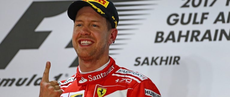 Sebastians Fetels izcīna uzvaru Bahreinā, Hamiltons saņem 5s sodu un finišē otrais