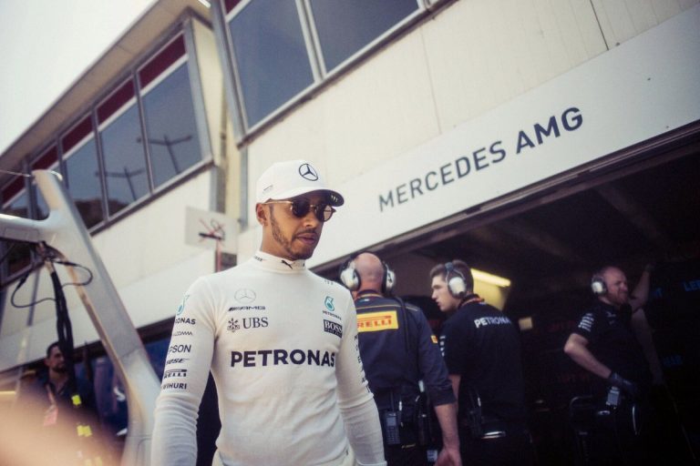 Hamiltons bedīgs, Magnusens dusmīgs uz viņu, Rikjardo nikns uz komandu