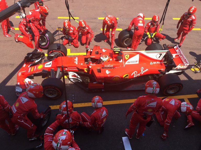 Hamiltonam un Volfam pretējas domas par ‘Ferrari’ stratēģiju