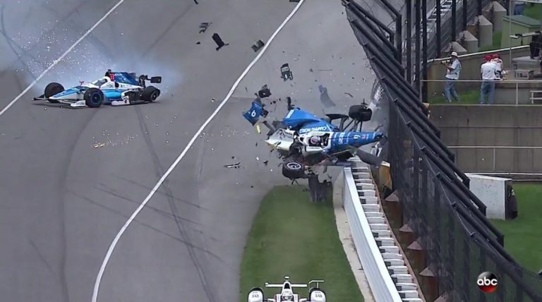 Diksons smagi avarē Indy 500 braucienā, brīnumaini negūst savainojumus