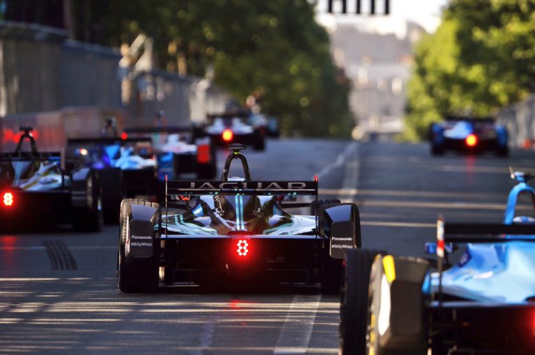 Buemi pārliecinošs Parīzē, di Grasi murgaina nedēļas nogale