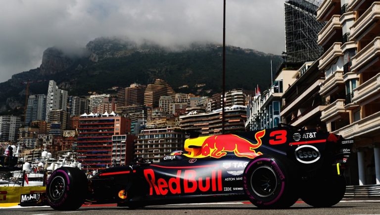 ‘Mercedes’ zaudē ātrumu, ‘Red Bull’ un ‘Toro Rosso’ turpina stipri