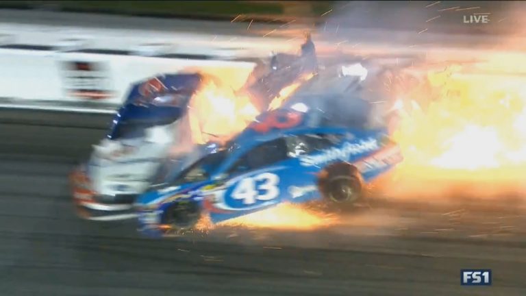 Almirolas, Logano un Patrikas sadursme NASCAR sacensībās Kanzasā Almirolas, Logano un Patrikas sadursme NASCAR sacensībās Kanzasā