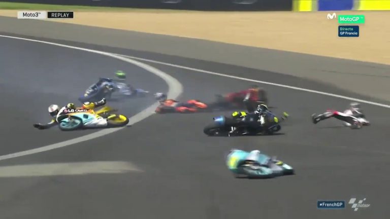 Haoss Moto3 – 16 braucēji krīt vienā līkumā