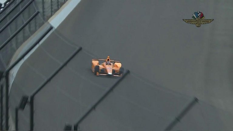 Alonso vienlaicīgi notriec divus putnus IndyCar testos