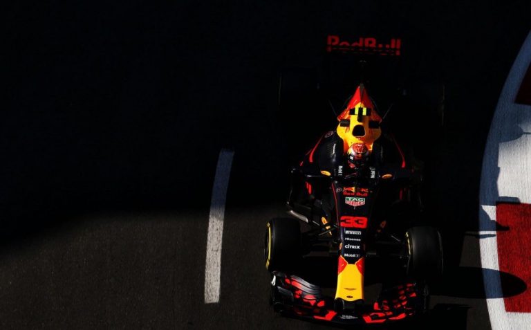 Verstapens uzrāda labāko rezultātu un avarē pēdējās sekundēs otrā treniņā Baku