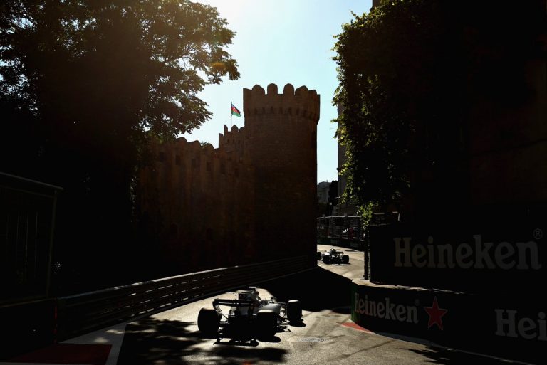 Hamiltons izcīna pole Azerbaidžānā, ‘Ferrari’ otrajā starta rindā