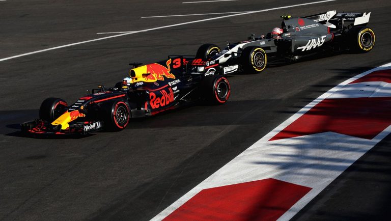 Rikjardo un Strols mirdz Azerbaidžānas GP haosā, ‘Ferrari’ un ‘Mercedes’ divas avārijas