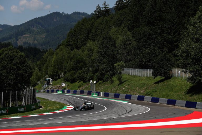 Austrijas GP 1.treniņā Luiss Hamiltons ātrākais ar cietāko riepu sastāvu