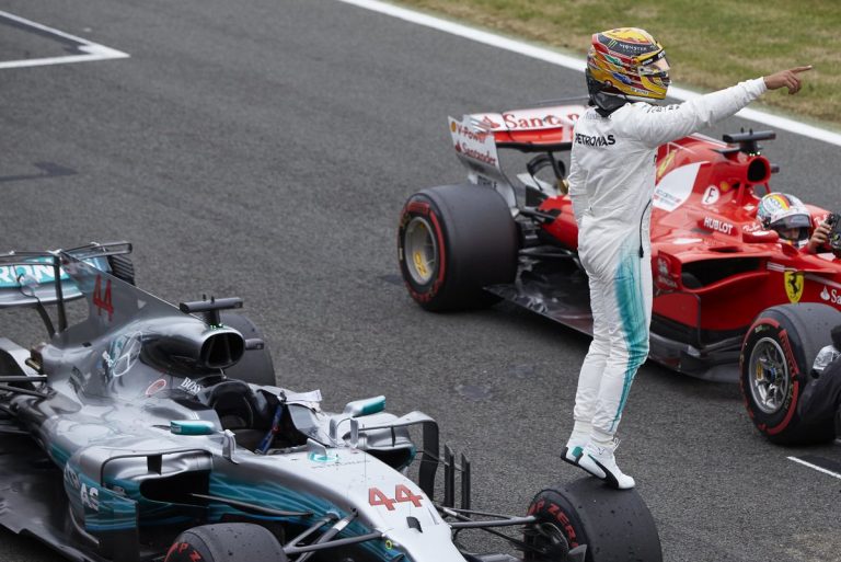 Neskatoties uz pārkāpuma izmeklēšanu, Hamiltons izcīna pole position Silverstonā