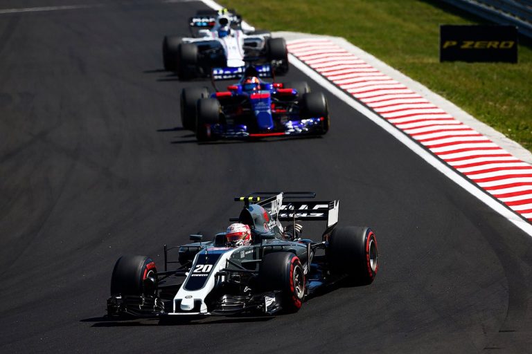 Hulkenberga – Magnusena kašķis trasē turpinās arī ārpus tās