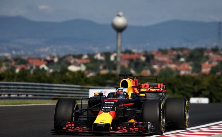 Rikardo un Raikonens ātrākie 1.treniņā Ungārijā, Džiovinaci kārtējā avārija