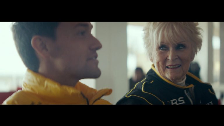 79 gadus veca kundze testē ‘Renault’ F1 mašīnu