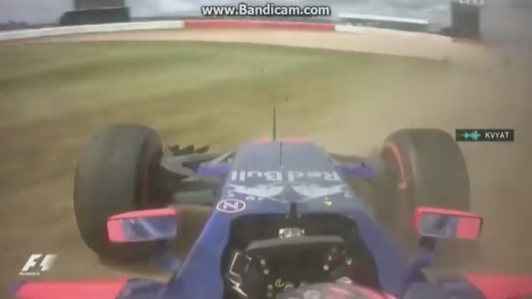 Sainca un Kvjata sadursme Lielbritānijas GP pirmajā aplī