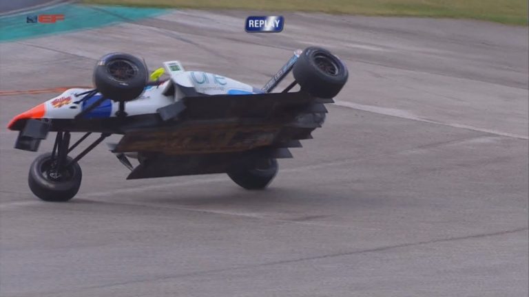 Sacīkšu darbinieki gandrīz apgāž formulu, velkot to prom no trases