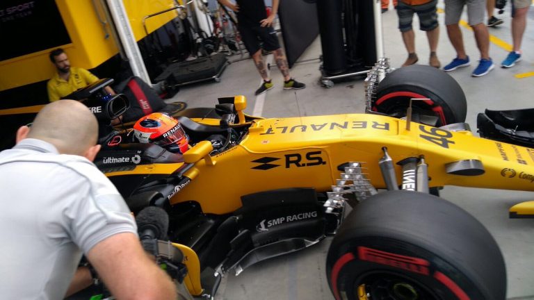 Kubicas pirmais brauciens ar ‘Renault’ R. S. 17 sākas ar garāžas bojājumiem Kubicas pirmais brauciens ar ‘Renault’ R. S. 17 sākas ar garāžas bojājumiem