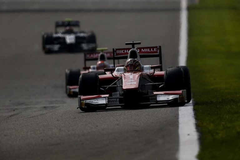 Leklerks dominē F2, bet tiek diskvalificēts, Rasels tuvojas GP3 titulam