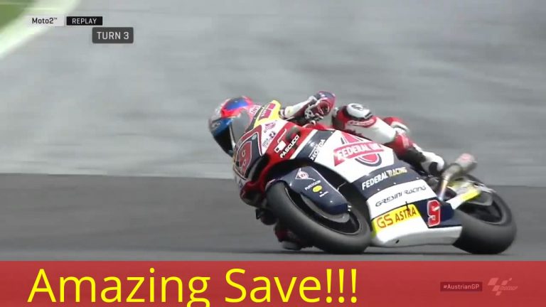 Moto2 braucējs savalda motociklu no gandrīz droša kritiena