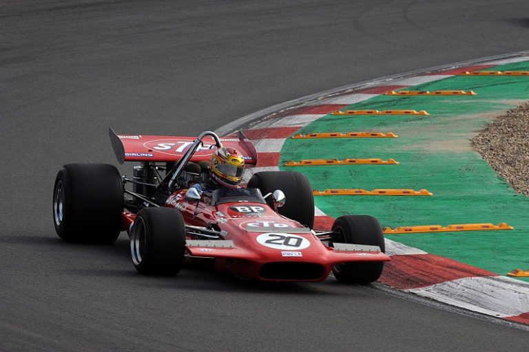 Vēsturisko F1 sacīkšu laikā nosities sacīkšu braucējs Ferrers