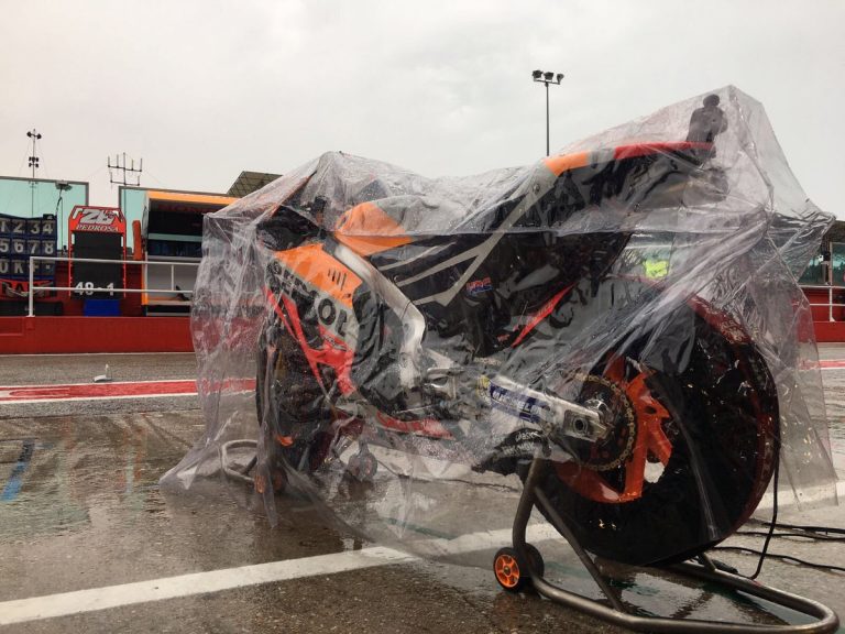 Markess izrauj uzvaru no Petruči rokām slapjajā Misano