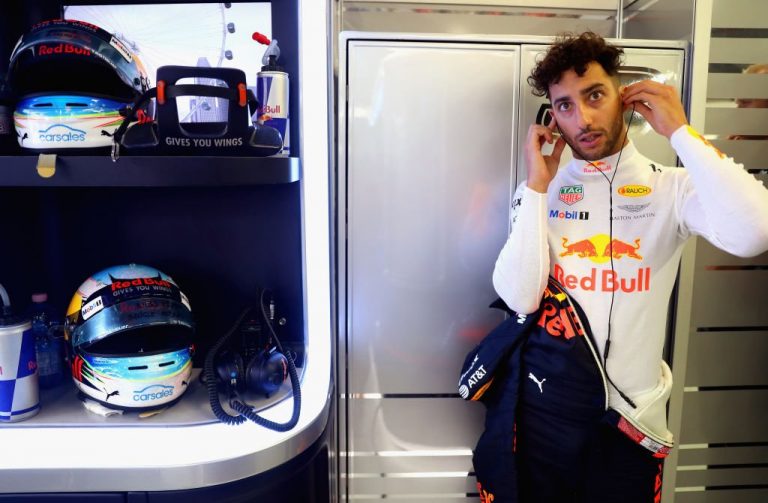 ‘Red Bull’ piloti ātrākie arī otrajā treniņā Singapūrā