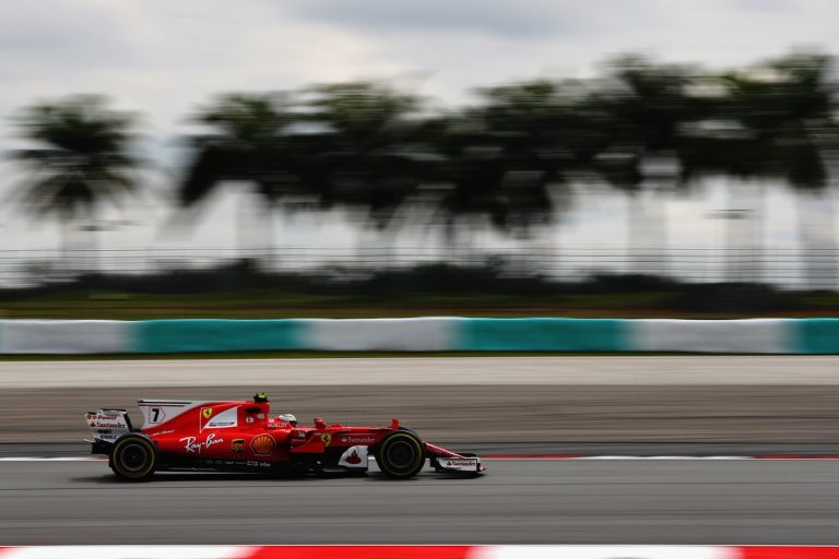 ‘Ferrari’ ātrākie sausā trasē, Alonso turpina pārsteigt, Grožāns avarē otrajā treniņā
