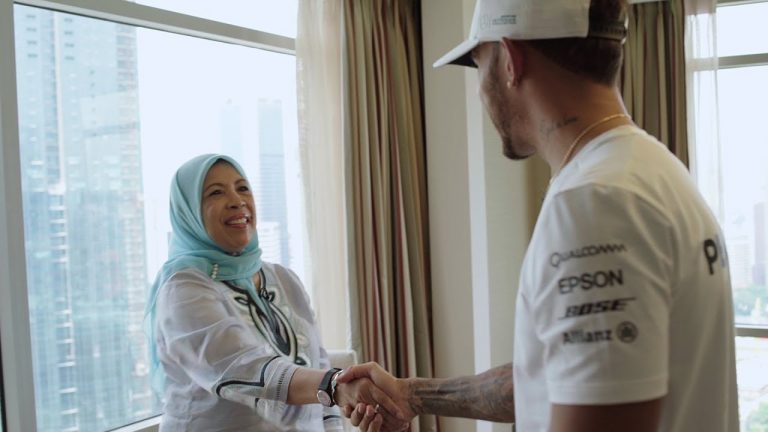 Hamiltons satiek savu kvēlāko fani Malaizijā