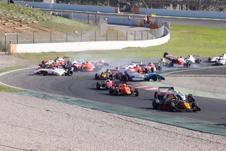 Iespaidīga avārija Formula Renault startā Iespaidīga avārija Formula Renault startā