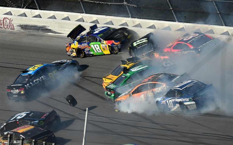 16 mašīnu sadursme NASCAR sacensībās Taladegā 16 mašīnu sadursme NASCAR sacensībās Taladegā