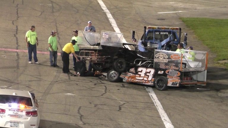 Sacīkstes Amerikā beidzas ar avāriju, apzinātu konkurenta mašīnas sabojāšanu, kautiņu un arestu Sacīkstes Amerikā beidzas ar avāriju, apzinātu konkurenta mašīnas sabojāšanu, kautiņu un arestu