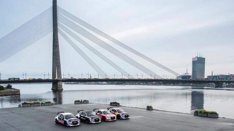 ‘EKS’ braucēji izklaidējas Rīgas ielās