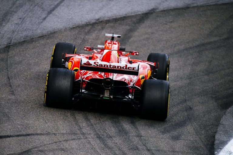 Halo ieviešanā sarežģījumi, Hamiltons kritizē Fetelu, ‘Ferrari’ bloķē ‘Red Bull’ ieceres