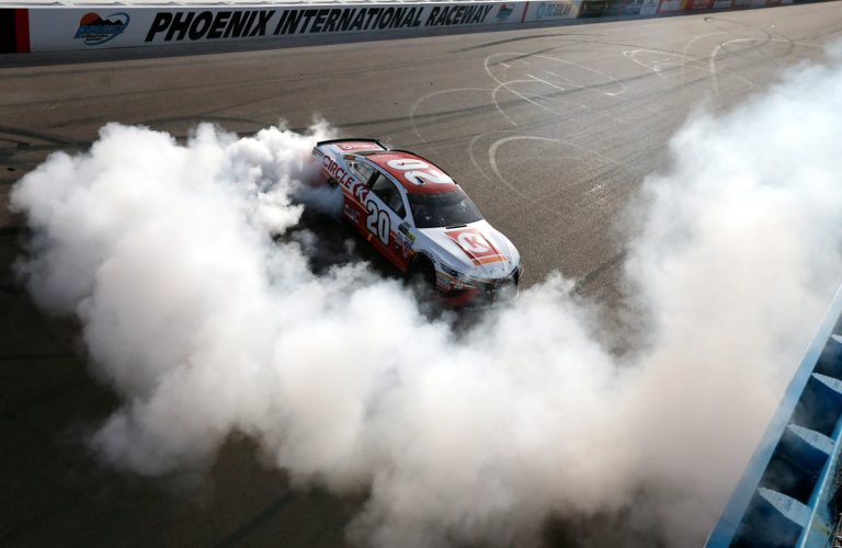 Par NASCAR titulu šonedēļ cīnīsies Bušs, Truekss Jr., Hārviks un Keselovskis