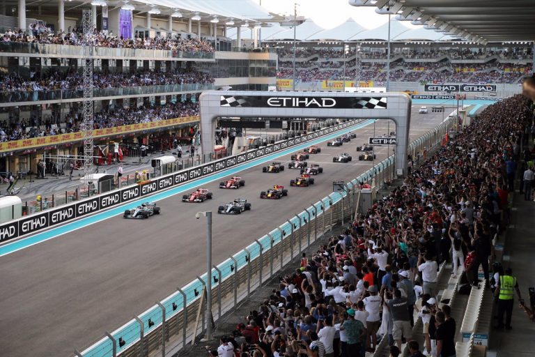 ‘Mercedes’ noslēdz F1 sezonu ar dubultuzvaru Abū Dabī