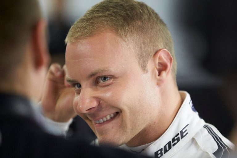 Botass pārsteidz bērnus no savas skolas