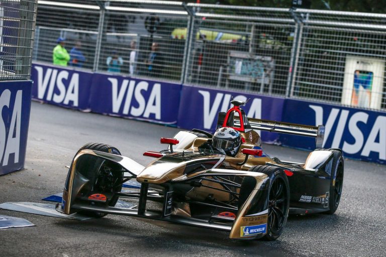 Komandas biedru sadursme neliedz Verņē uzvarēt Santjago ePrix